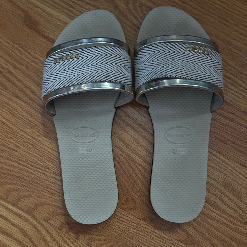 Havaianas Women's gold and cream Sandals